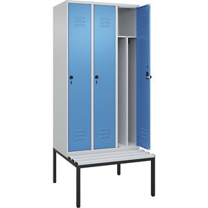 C+P Multifunctionele lockerkast Classic PLUS met zitbank, smal, 3 compartimenten, scheidingswand ingekort, lichtgrijs / lichtblauw, b = 900 mm, veiligheidsdraaigrendel, ondergebouwd, kunststof