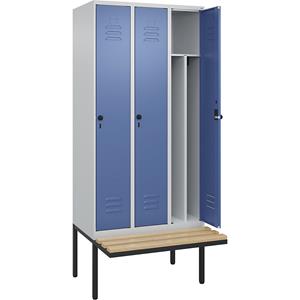 C+P Multifunctionele lockerkast Classic PLUS met zitbank, smal, 3 compartimenten, scheidingswand ingekort, lichtgrijs / verblauw, b = 900 mm, veiligheidsdraaigrendel, vrijdragend, beuken-hardhout