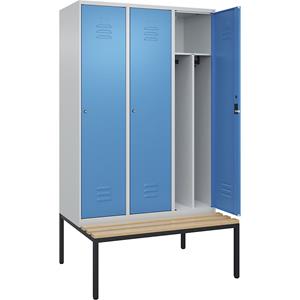 C+P Multifunctionele lockerkast Classic PLUS met zitbank, smal, 3 compartimenten, scheidingswand ingekort, lichtgrijs / lichtblauw, b = 1200 mm, cilinderslot, ondergebouwd, beuken-hardhout