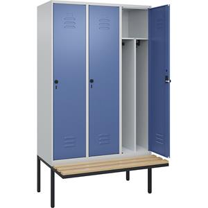 C+P Multifunctionele lockerkast Classic PLUS met zitbank, smal, 3 compartimenten, scheidingswand ingekort, lichtgrijs / verblauw, b = 1200 mm, veiligheidsdraaigrendel, vrijdragend, beuken-hardhout