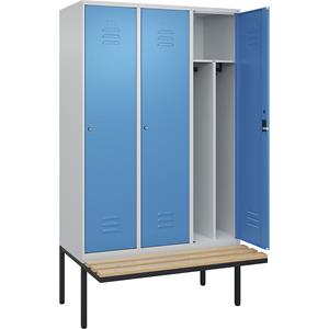 C+P Multifunctionele lockerkast Classic PLUS met zitbank, smal, 3 compartimenten, scheidingswand ingekort, lichtgrijs / lichtblauw, b = 1200 mm, cilinderslot, vrijdragend, beuken-hardhout
