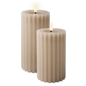 Lumineo Luxe LED kaarsen/stompkaarsen - 2x st - lichtgrijs - ribbel - D7,5 x H14,8 en H17,3 cm -