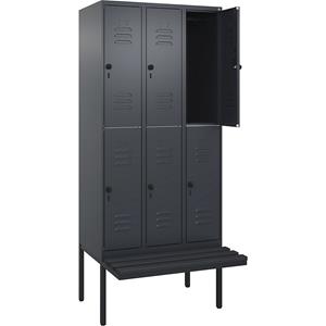 C+P Kledingkast Classic PLUS met twee verdiepingen en zitbank, 3 compartimenten, grijs, b = 900 mm, veiligheidsdraaigrendel, vrijdragend, kunststof