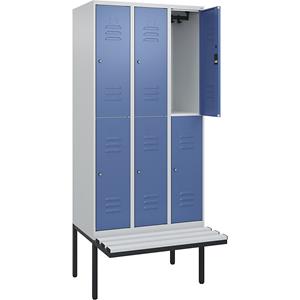 C+P Kledingkast Classic PLUS met twee verdiepingen en zitbank, 3 compartimenten, lichtgrijs / verblauw, b = 900 mm, cilinderslot, vrijdragend, kunststof