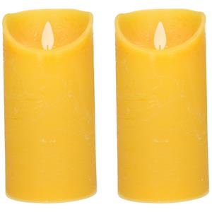 Anna's Collection 2x Oker gele LED kaarsen / stompkaarsen met bewegende vlam 15 cm -