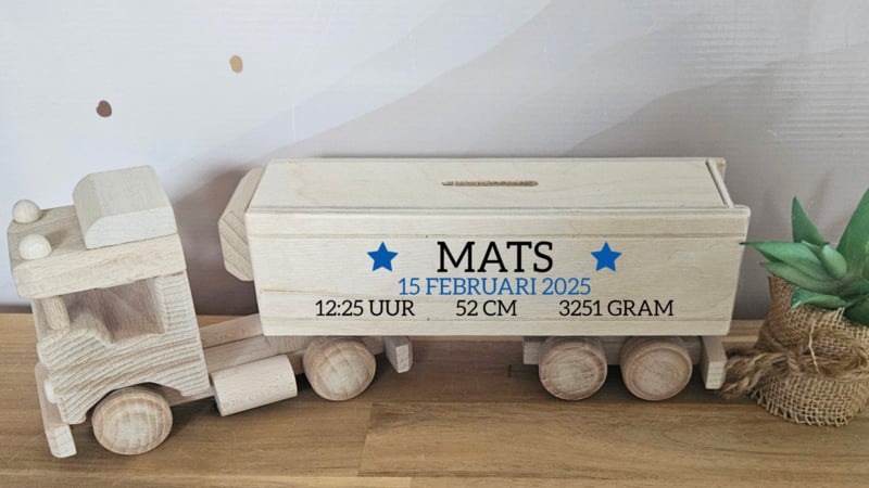 Geboortexpress.nl Houten vrachtwagen met oplegger spaarpot (met naam en gegevens)