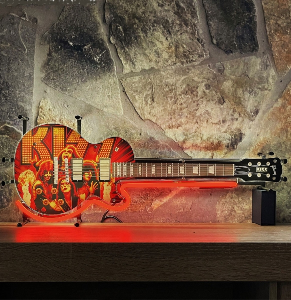 Fiftiesstore KIss Gitaar Neon Junior Model 70 x 27 cm