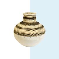 NusaOriginals Authentieke Balinese Vaas - 33cm Hoog - Whitewash/Rotan/Zwart