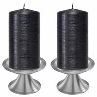 Set Van 2x Zwarte Cilinderkaarsen/stompkaarsen 7 X 13 Cm Met 2x Zilveren Metalen Kaarsenhouders