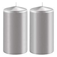 2x Metallic Zilveren Cilinderkaarsen/stompkaarsen 6 X 10 Cm 36 Branduren tompkaarsen