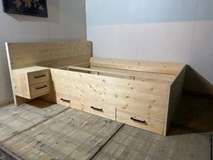 Het Steigerhouthuis 2-persoons bed met 3 lades en 2 nachtkastjes (190x200)