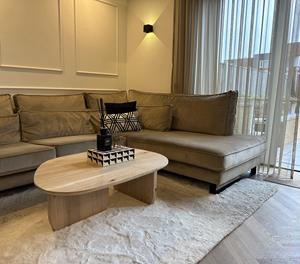 Industrielemeubelshop Eikenhouten salontafel Yuki met kiezelvormig blad