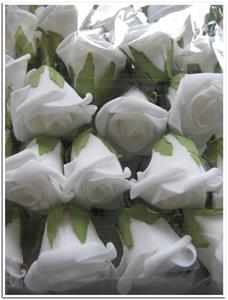 Decoflorall foamroos +/- 5 cm. Zak 25 stuks. wit (spierwit) foamroos +/-5 cm.