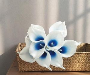 Decoflorall Calla Real Touch White blue core +/-7 cm. en 37cm lang. / st Calla Real Touch +/- 7 cm.