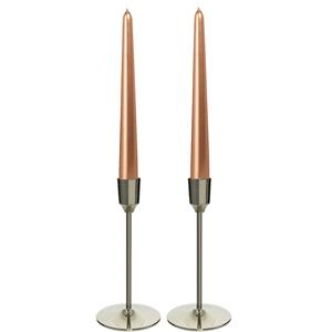 Decoris Kandelaars 2x aluminium zilver 20 cm met 12x rose gouden dinerkaarsen -