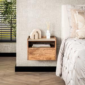 LifestyleFurn Hangend Nachtkastje Beckie Mangohout en travertinlook, Met open vak en 1 lade - Massief mango zandkleur