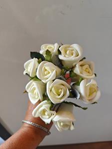 Decoflorall Actie Artikel met kleine manco. Foamroos gesloten bundel +/-100 stuks Cremewit op=op foamroos dicht wat een prachtige prijs is dat!