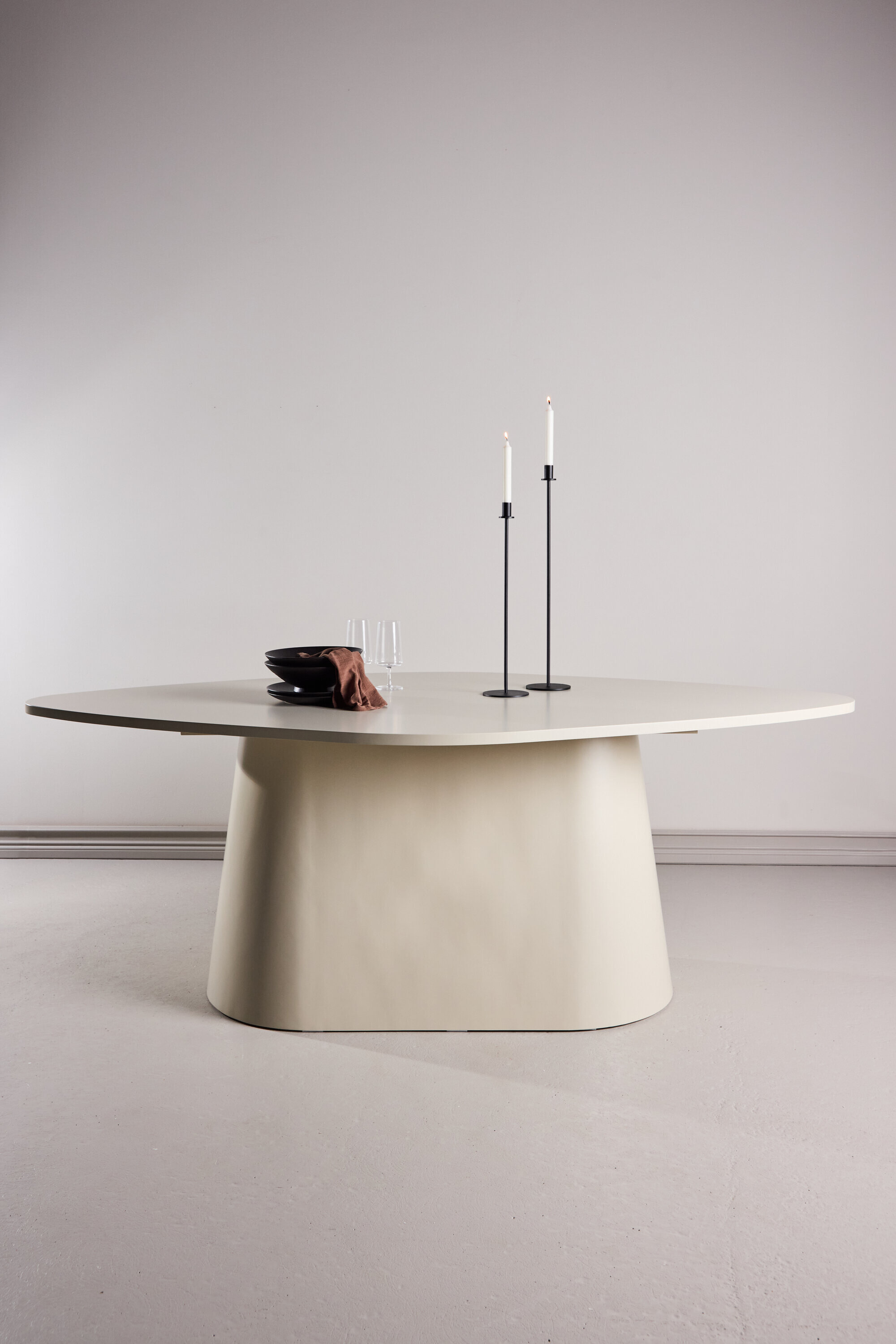 Nohr Organische Eettafel Borden Diamantvorm, 210 x 110cm - Beige - Ovaal